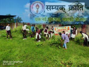 2-2-300x225 रामानुज महाविद्यालय में रासेयो द्वारा पौधारोपण एवं स्वच्छता अभियान