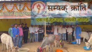 g-3-300x170 गौसेवकों ने गौ माता को गुड़–चना, फल व मिष्टान्न खिलाकर मनाया गोपाष्टमी का त्यौहार