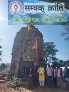 3-2-225x300 घघरा स्थित 10 वीं शताब्दी निर्मित मंदिर में जनहित संघ ने लगाया ध्वजा... हर हर महादेव के जयघोष से गूंज उठी हर दिशा