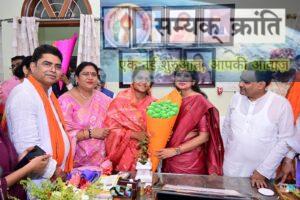 2-4-300x200 कोरिया जिले के आश्रयगृह के बच्चों के द्वारा हस्तनिर्मित कागज का गुलदस्ता सीएम श्री साय को किया भेंट