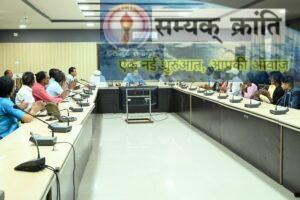 4-2-300x200 जिले में सर्वाधिक अंक लाने वाले छात्रों को कलेक्टर ने किया सम्मानित