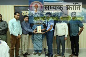 7-300x200 जिले में सर्वाधिक अंक लाने वाले छात्रों को कलेक्टर ने किया सम्मानित