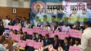 1-10-300x169 मुख्यमंत्री ने किया मेधावी श्रमिक पुत्री का सम्मान का हुआ सम्मान, वंदना सिंह को मिला 1 लाख का चेक