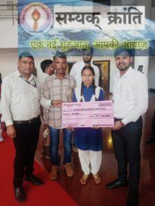 2-7-226x300 मुख्यमंत्री ने किया मेधावी श्रमिक पुत्री का सम्मान का हुआ सम्मान, वंदना सिंह को मिला 1 लाख का चेक