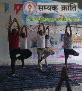 3-8-272x300 एकाग्रता,संतुष्टि और शांति के लिए जरूरी है योग-देवेन्द्र तिवारी