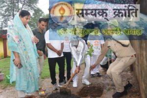 7-1-300x200 सुखद जीवन जीने की कला सिखाता है योग - श्री भईयालाल