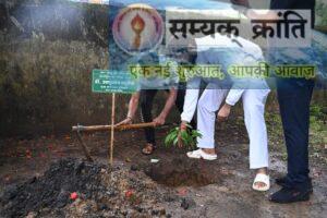 9-1-300x200 सुखद जीवन जीने की कला सिखाता है योग - श्री भईयालाल