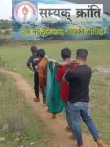 4-3-225x300 खाई में दो दिन से गिरी थी महिला, साड़ी और लकड़ी के सहारे निकाल कर पहुंचाया अस्पताल,चिरमिरी के युवाओं ने पेश की मानवता की मिसाल