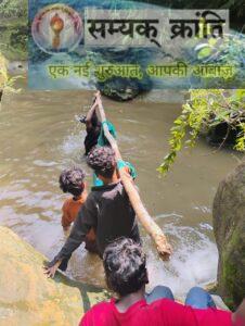 5-4-226x300 खाई में दो दिन से गिरी थी महिला, साड़ी और लकड़ी के सहारे निकाल कर पहुंचाया अस्पताल,चिरमिरी के युवाओं ने पेश की मानवता की मिसाल