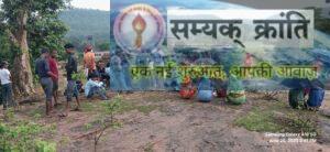 6-300x138 ग्रामीणों के संघर्ष की कहानी: फिसलन, काई ,कीचड़ भरा रास्ता और राशन के लिये बारिश के मौसम में महिलाएं बुजुर्ग ग्रामीण किसानी छोड़ कर चढ़ रहे पहाड़, मोबाइल नेटवर्क विहीन ग्राम में ऑफलाइन दुकान संचालन की मांग