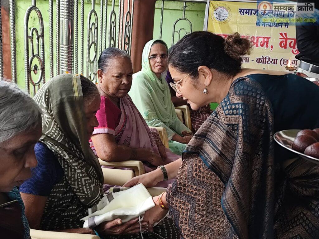 1-3-1024x768 रक्षाबंधन पर बुजुर्ग भाइयों की कलाइयों पर सजी राखी,