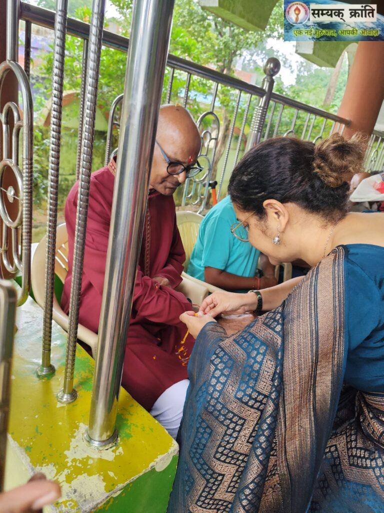 3-3-768x1024 रक्षाबंधन पर बुजुर्ग भाइयों की कलाइयों पर सजी राखी,