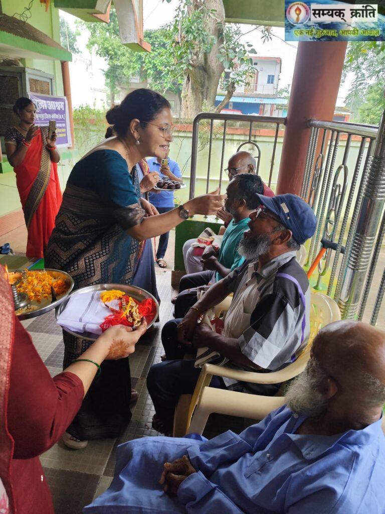 5-2-768x1024 रक्षाबंधन पर बुजुर्ग भाइयों की कलाइयों पर सजी राखी,