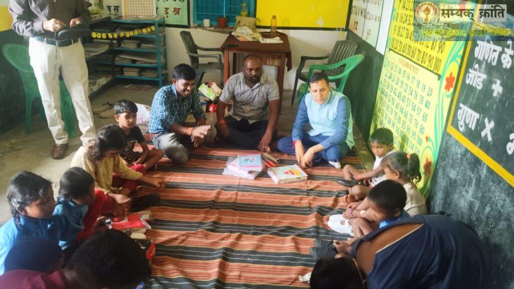 1-4-1024x576 बच्चों को स्टेशनरी सामान, जूता-चप्पल का वितरण