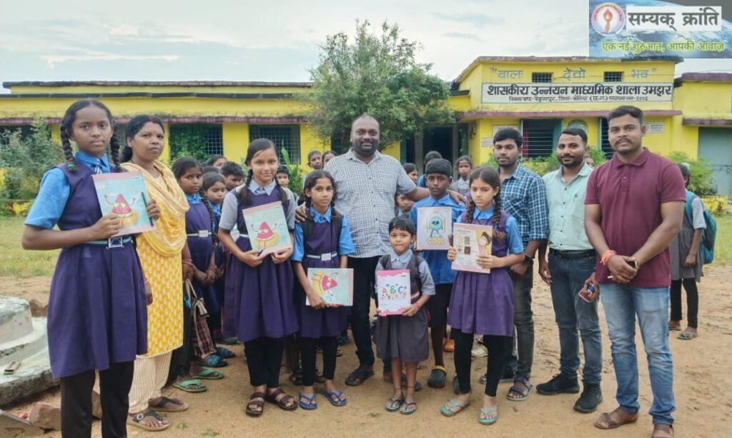 2-4-1024x614 बच्चों को स्टेशनरी सामान, जूता-चप्पल का वितरण