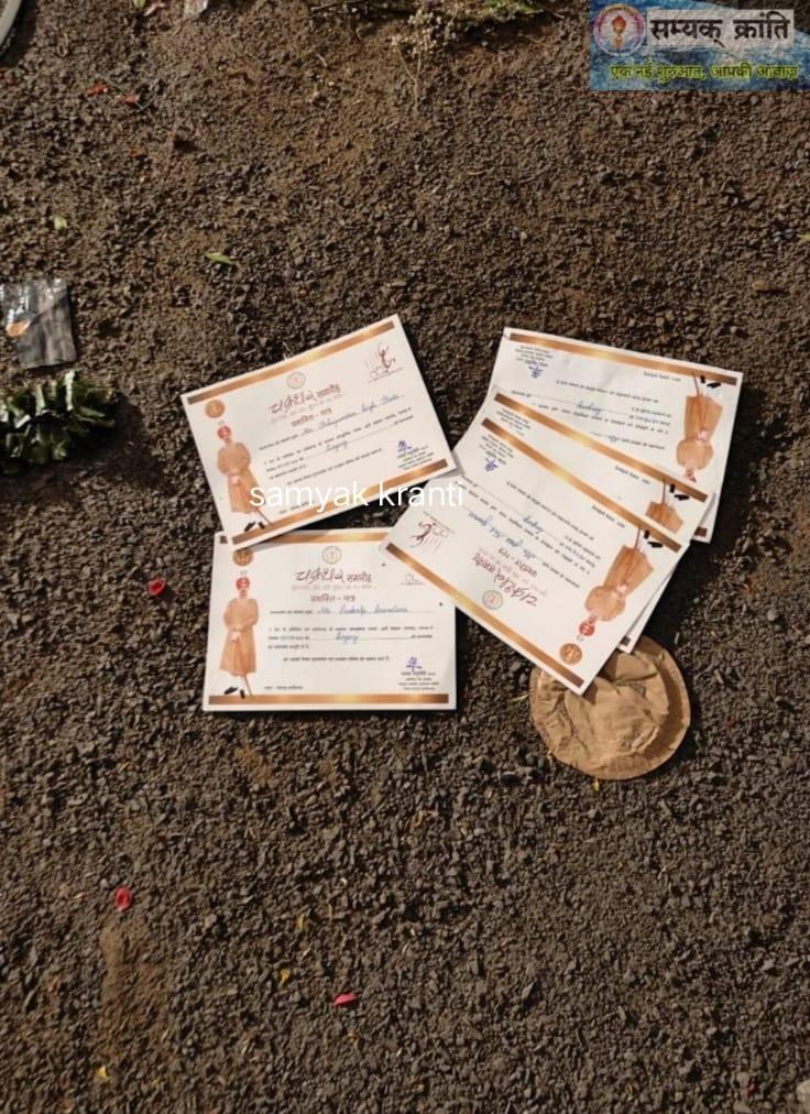 9-1 चक्रधर समारोह में रायगढ़ के विरासत छत्तीसगढ़ के गौरवशाली इतिहास के अध्याय महाराज चक्रधर सिंह बहादुर का ऐतिहासिक सम्मान पत्र जमीन में फेंका हुआ... जनभावनाओं का अपमान...जनता ने की प्रशासन से जांच की मांग