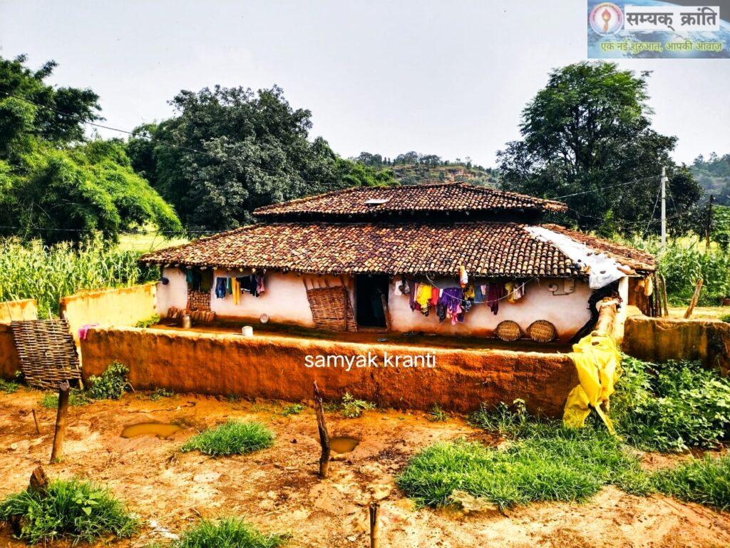 c-1024x768 ग्रामीणों ने कई बार प्रशासन और जनप्रतिनिधियों को कहा कोई सुना नही अब खुद बनाने लगे सड़क