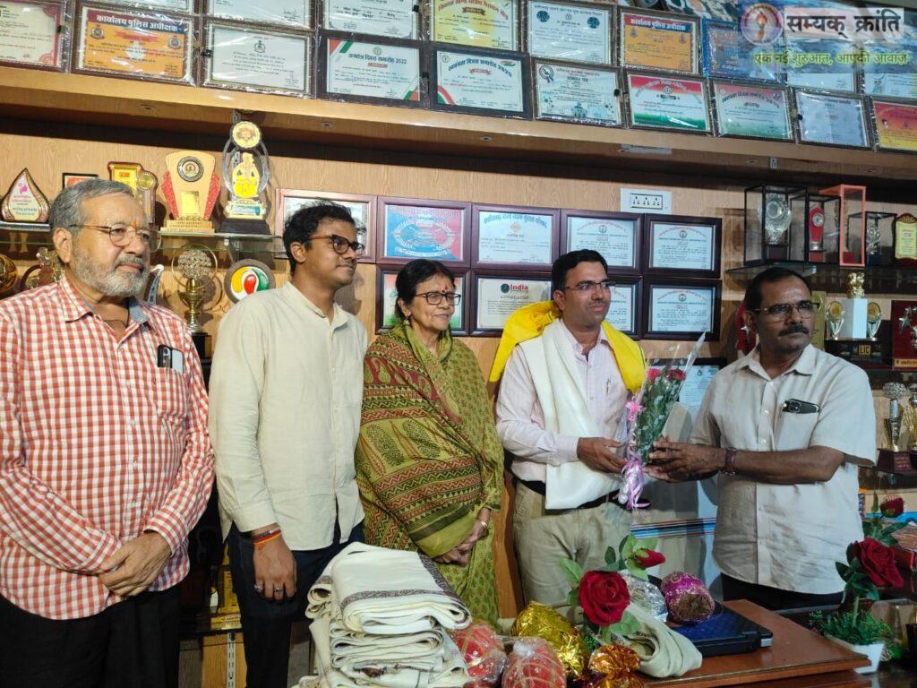 u-4-1024x768 सांसद महंत पहुंची नगर सेना हवलदार महेश मिश्रा के घर