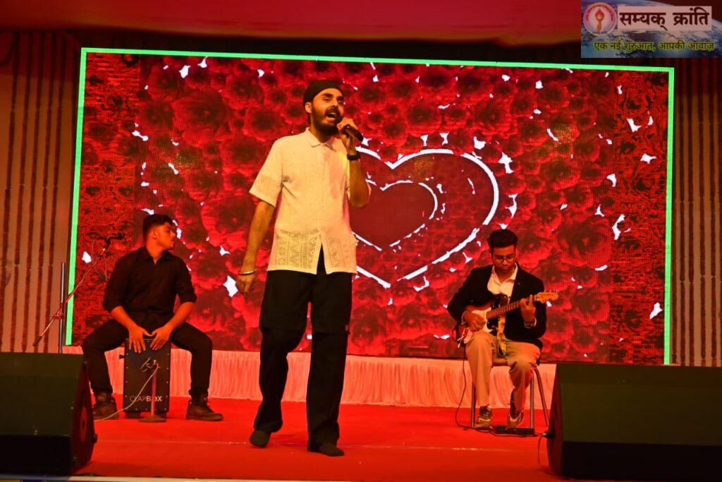 4-3-1024x683 राज्योत्सव में अनमोल की सुमधुर प्रस्तुति..मची धूम..लोगों ने सराहा