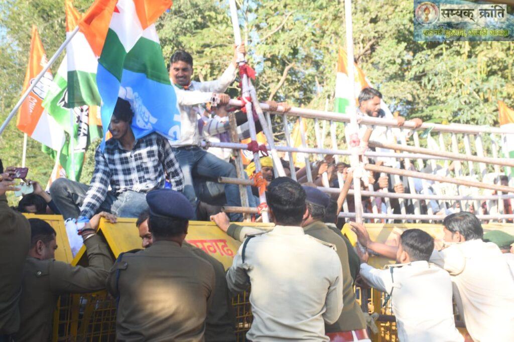 WhatsApp-Image-2025-12-09-at-6.51.36-PM-1-1024x682 वन विभाग की अनियमिताओं के विरोध में कांग्रेस का जंगी प्रदर्शन, हजारों कार्यकर्ता उमड़े, पुलिस और कार्यकर्ताओं में जमकर हुई झड़प