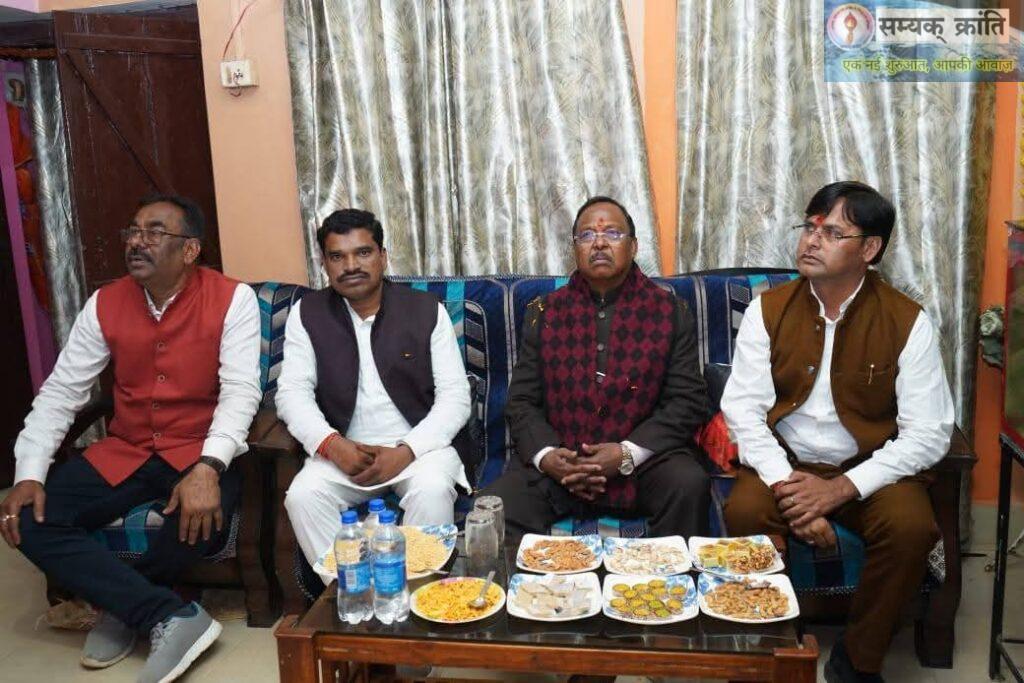 2-1024x683 मंत्री रामविचार नेताम पहुंचे मंडल अध्यक्ष अनिल खटीक के निवास,लोगो ने गर्मजोशी से किया स्वागत