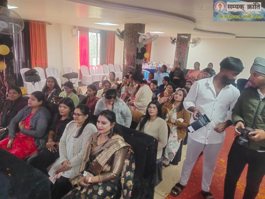 WhatsApp-Image-2026-01-13-at-4.23.23-PM-1024x768 डीएसआर के बिजनेस हेड दिलीप राणे पहुंचे शहर, ब्यूटीशियन को दिए कई सुझाव, रंगारंग कार्यक्रम ने बांधा समां