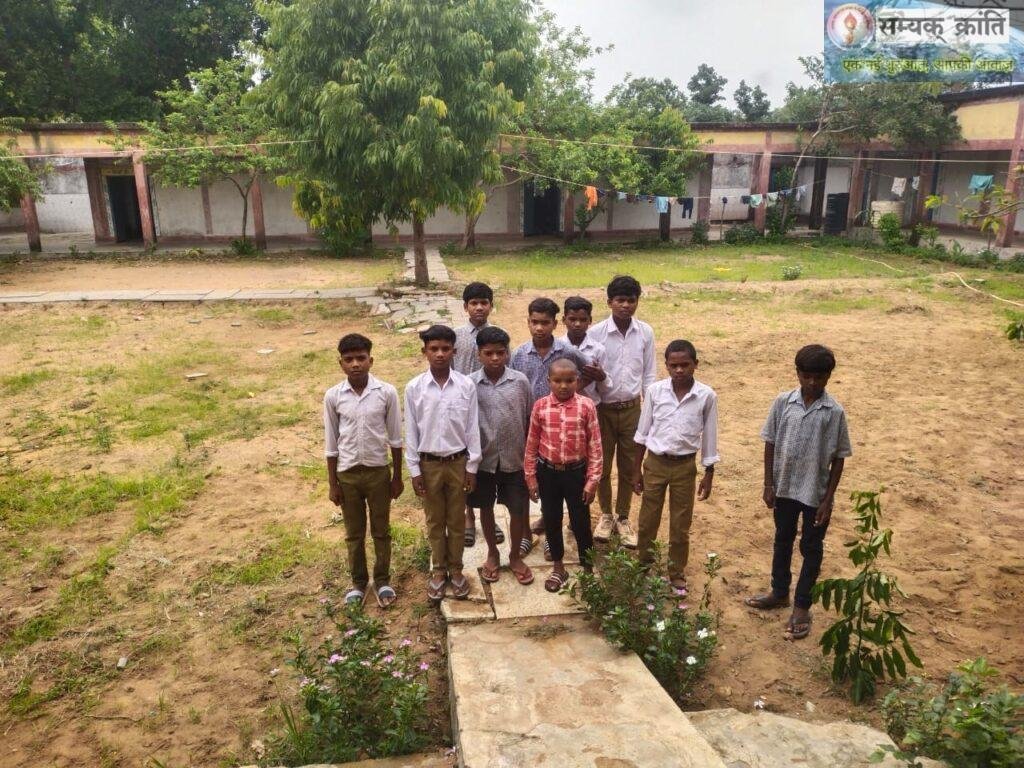 b-2-1024x768 घने जंगल के बीच छात्रावास में अंधेरे का संकट, सोलर बैटरी खराब होने से 23 छात्रों की पढ़ाई पर संकट