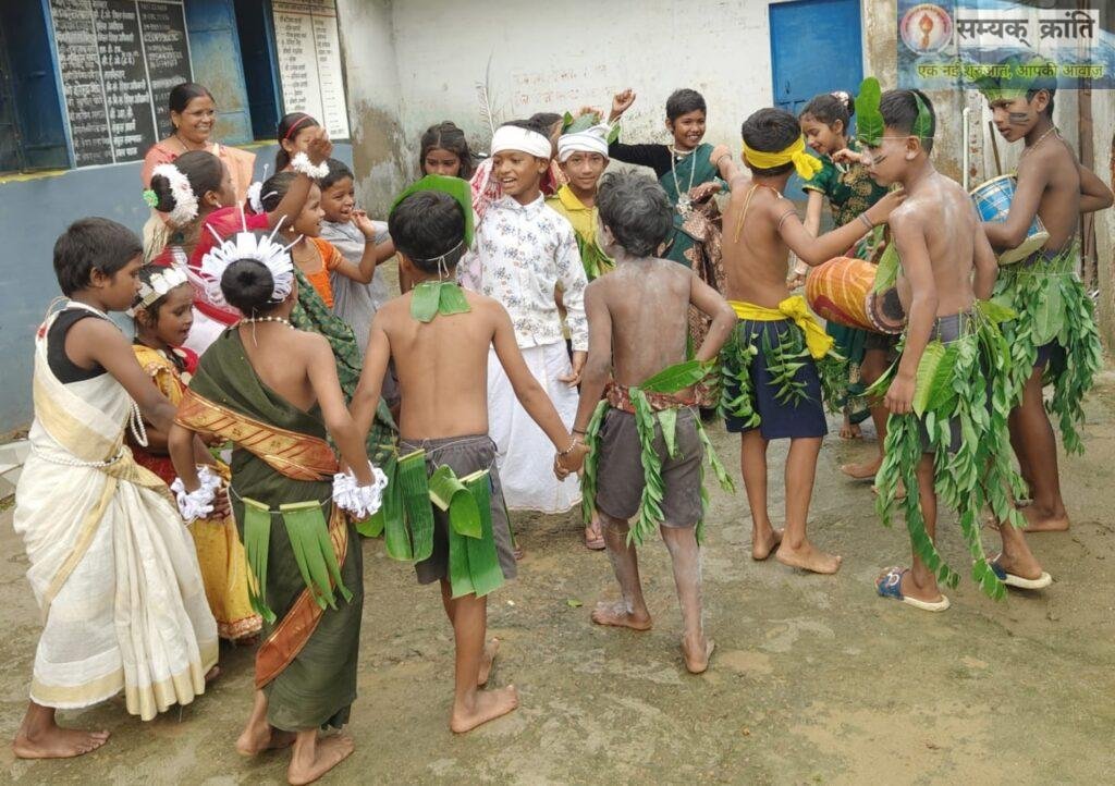 11-1024x722 आदिवासियों की संस्कृति बनी प्रेरणा, नन्हें हाथों ने थामी पर्यावरण संरक्षण और स्वच्छता की जिम्मेदारी