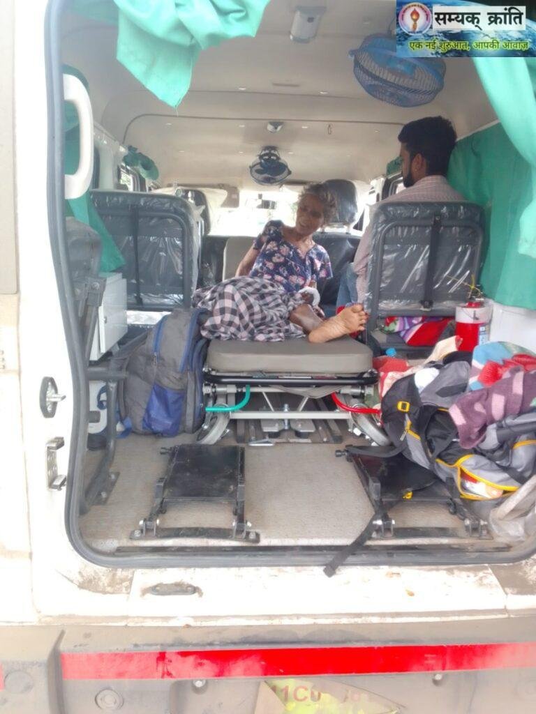s3-768x1024 मानवता की न कोई सीमा, न कोई सरहद: रतलाम हादसे में घायल चिरमिरी की बुजुर्ग महिला के लिए स्वास्थ्य मंत्री श्यामबिहारी जायसवाल बने सहारा