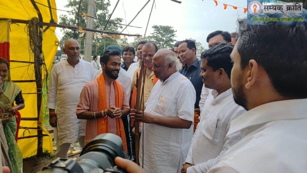 11-1024x576 सरगुजा सांसद चिंतामणि महाराज ने किया हाथी प्रभावित सरईगहना पण्डो पारा का दौरा; पण्डो जनजातियों की समस्याएं सुन मौके पर दिए निर्देश
